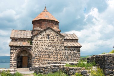 Sevan, Ermenistan - Sevanavank Manastırı. Sevan, Gegharkunik, Ermenistan 'da ünlü bir tarihi mekan..
