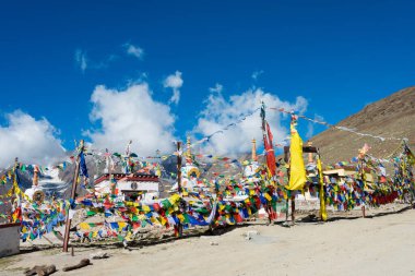 Himachal Pradesh, Hindistan - Kunzum Geçidi (Kunzum La) Lahaul ve Spiti 'de, Himachal Pradesh, Hindistan. Kunzum geçidi deniz seviyesinden yaklaşık 4590 metre (15059 feet) yükseklikte yer almaktadır..