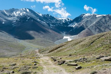 Himachal Pradesh, Hindistan - Kunzum Geçidi (Kunzum La) Lahaul ve Spiti 'de, Himachal Pradesh, Hindistan. Kunzum geçidi deniz seviyesinden yaklaşık 4590 metre (15059 feet) yükseklikte yer almaktadır..