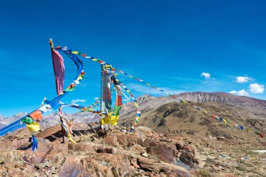 Himachal Pradesh, Hindistan - Kunzum Geçidi 'nde Tibet Dua Bayrağı (Kunzum La) - Chandra Taal (Ay Gölü) Lahaul ve Spiti, Himachal Pradesh, Hindistan.