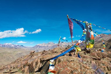 Himachal Pradesh, Hindistan - Kunzum Geçidi 'nde Tibet Dua Bayrağı (Kunzum La) - Chandra Taal (Ay Gölü) Lahaul ve Spiti, Himachal Pradesh, Hindistan.