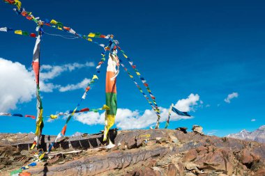 Himachal Pradesh, Hindistan - Kunzum Geçidi 'nde Tibet Dua Bayrağı (Kunzum La) - Chandra Taal (Ay Gölü) Lahaul ve Spiti, Himachal Pradesh, Hindistan.