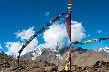 Himachal Pradesh, Hindistan - Kunzum Geçidi 'nde Tibet Dua Bayrağı (Kunzum La) - Chandra Taal (Ay Gölü) Lahaul ve Spiti, Himachal Pradesh, Hindistan.