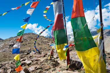 Himachal Pradesh, Hindistan - Kunzum Geçidi 'nde Tibet Dua Bayrağı (Kunzum La) - Chandra Taal (Ay Gölü) Lahaul ve Spiti, Himachal Pradesh, Hindistan.