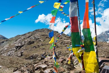 Himachal Pradesh, Hindistan - Kunzum Geçidi 'nde Tibet Dua Bayrağı (Kunzum La) - Chandra Taal (Ay Gölü) Lahaul ve Spiti, Himachal Pradesh, Hindistan.