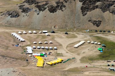 Himachal Pradesh, Hindistan - Kunzum Geçidi 'nden (Kunzum La) Turizm Kampı manzarası - Lahaul ve Spiti' de Chandra Taal (Ay Gölü) Trek kursu, Himachal Pradesh, Hindistan.