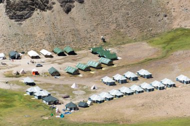 Himachal Pradesh, Hindistan - Kunzum Geçidi 'nden (Kunzum La) Turizm Kampı manzarası - Lahaul ve Spiti' de Chandra Taal (Ay Gölü) Trek kursu, Himachal Pradesh, Hindistan.