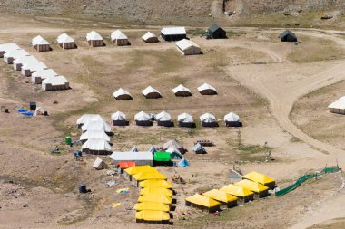 Himachal Pradesh, Hindistan - Kunzum Geçidi 'nden (Kunzum La) Turizm Kampı manzarası - Lahaul ve Spiti' de Chandra Taal (Ay Gölü) Trek kursu, Himachal Pradesh, Hindistan.