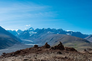 Himachal Pradesh, Hindistan - Lahaul ve Spiti 'deki Chandra Taal' dan (Ay Gölü) güzel manzara, Himachal Pradesh, Hindistan.