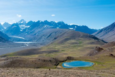 Himachal Pradesh, Hindistan - Lahaul ve Spiti 'deki Chandra Taal' dan (Ay Gölü) güzel manzara, Himachal Pradesh, Hindistan.