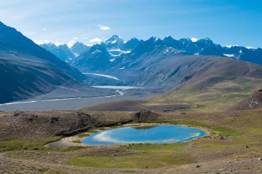 Himachal Pradesh, Hindistan - Lahaul ve Spiti 'deki Chandra Taal' dan (Ay Gölü) güzel manzara, Himachal Pradesh, Hindistan.