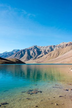 Himachal Pradesh, Hindistan - Lahaul ve Spiti 'deki Chandra Taal (Ay Gölü), Himachal Pradesh, Hindistan. Ramsar Sözleşmesi 'nin bir parçası, Chandertal Bataklıkları..