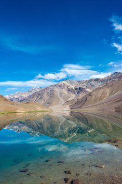 Himachal Pradesh, Hindistan - Lahaul ve Spiti 'deki Chandra Taal (Ay Gölü), Himachal Pradesh, Hindistan. Ramsar Sözleşmesi 'nin bir parçası, Chandertal Bataklıkları..