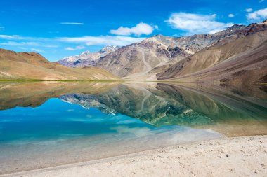 Himachal Pradesh, Hindistan - Lahaul ve Spiti 'deki Chandra Taal (Ay Gölü), Himachal Pradesh, Hindistan. Ramsar Sözleşmesi 'nin bir parçası, Chandertal Bataklıkları..