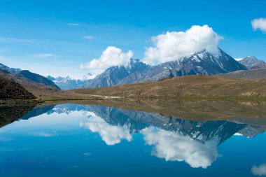 Himachal Pradesh, Hindistan - Lahaul ve Spiti 'deki Chandra Taal (Ay Gölü), Himachal Pradesh, Hindistan. Ramsar Sözleşmesi 'nin bir parçası, Chandertal Bataklıkları..