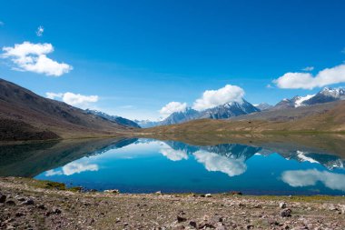 Himachal Pradesh, Hindistan - Lahaul ve Spiti 'deki Chandra Taal (Ay Gölü), Himachal Pradesh, Hindistan. Ramsar Sözleşmesi 'nin bir parçası, Chandertal Bataklıkları..