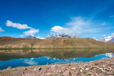 Himachal Pradesh, Hindistan - Lahaul ve Spiti 'deki Chandra Taal (Ay Gölü), Himachal Pradesh, Hindistan. Ramsar Sözleşmesi 'nin bir parçası, Chandertal Bataklıkları..