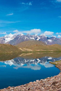 Himachal Pradesh, Hindistan - Lahaul ve Spiti 'deki Chandra Taal (Ay Gölü), Himachal Pradesh, Hindistan. Ramsar Sözleşmesi 'nin bir parçası, Chandertal Bataklıkları..
