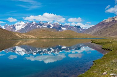Himachal Pradesh, Hindistan - Lahaul ve Spiti 'deki Chandra Taal (Ay Gölü), Himachal Pradesh, Hindistan. Ramsar Sözleşmesi 'nin bir parçası, Chandertal Bataklıkları..