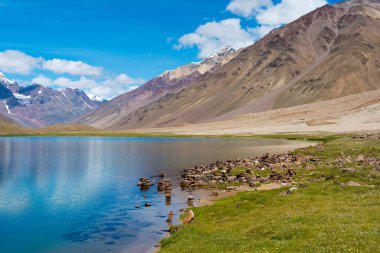 Himachal Pradesh, Hindistan - Lahaul ve Spiti 'deki Chandra Taal (Ay Gölü), Himachal Pradesh, Hindistan. Ramsar Sözleşmesi 'nin bir parçası, Chandertal Bataklıkları..
