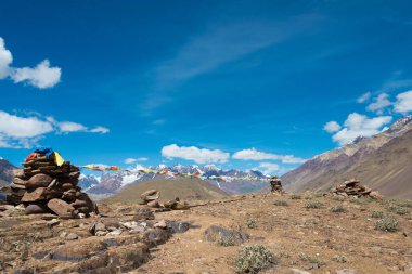 Himachal Pradesh, Hindistan - Lahaul ve Spiti 'deki Chandra Taal' dan (Ay Gölü) güzel manzara, Himachal Pradesh, Hindistan.