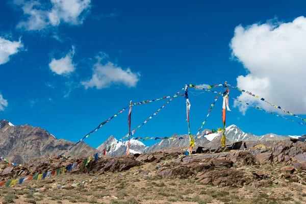 Himachal Pradesh, Hindistan - Kunzum Geçidi 'nde Tibet Dua Bayrağı (Kunzum La) - Chandra Taal (Ay Gölü) Lahaul ve Spiti, Himachal Pradesh, Hindistan.