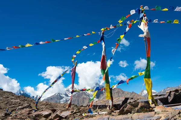 喜马偕尔邦 在印度喜马偕尔邦拉哈和斯皮蒂的Kunzum Pass Kunzum Chandra Taal 月球湖 旅行课程上的西藏祈祷旗 — 图库照片