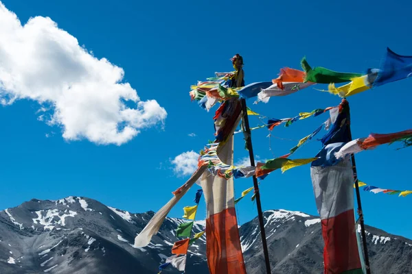 喜马偕尔邦 在印度喜马偕尔邦拉哈和斯皮蒂的Kunzum Pass Kunzum Chandra Taal 月球湖 旅行课程上的西藏祈祷旗 — 图库照片