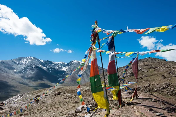 Himachal Pradesh, Hindistan - Kunzum Geçidi 'nde Tibet Dua Bayrağı (Kunzum La) - Chandra Taal (Ay Gölü) Lahaul ve Spiti, Himachal Pradesh, Hindistan.