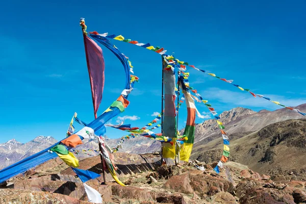 喜马偕尔邦 在印度喜马偕尔邦拉哈和斯皮蒂的Kunzum Pass Kunzum Chandra Taal 月球湖 旅行课程上的西藏祈祷旗 — 图库照片