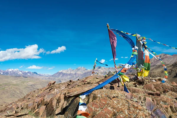 Himachal Pradesh, Hindistan - Kunzum Geçidi 'nde Tibet Dua Bayrağı (Kunzum La) - Chandra Taal (Ay Gölü) Lahaul ve Spiti, Himachal Pradesh, Hindistan.