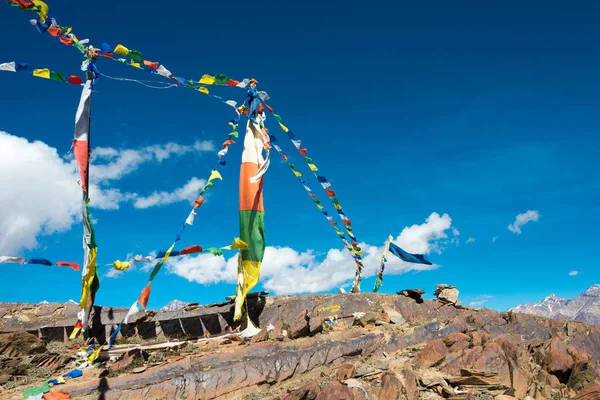 喜马偕尔邦 在印度喜马偕尔邦拉哈和斯皮蒂的Kunzum Pass Kunzum Chandra Taal 月球湖 旅行课程上的西藏祈祷旗 — 图库照片