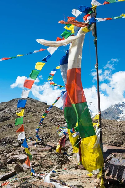 Himachal Pradesh, Hindistan - Kunzum Geçidi 'nde Tibet Dua Bayrağı (Kunzum La) - Chandra Taal (Ay Gölü) Lahaul ve Spiti, Himachal Pradesh, Hindistan.