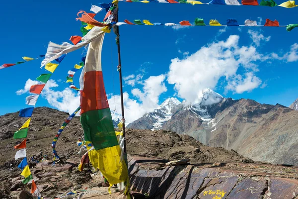Himachal Pradesh, Hindistan - Kunzum Geçidi 'nde Tibet Dua Bayrağı (Kunzum La) - Chandra Taal (Ay Gölü) Lahaul ve Spiti, Himachal Pradesh, Hindistan.