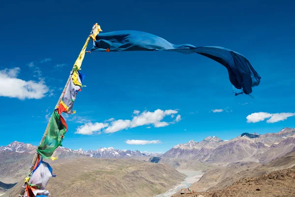 Himachal Pradesh, Hindistan - Kunzum Geçidi 'nde Tibet Dua Bayrağı (Kunzum La) - Chandra Taal (Ay Gölü) Lahaul ve Spiti, Himachal Pradesh, Hindistan.