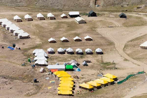Himachal Pradesh, Hindistan - Kunzum Geçidi 'nden (Kunzum La) Turizm Kampı manzarası - Lahaul ve Spiti' de Chandra Taal (Ay Gölü) Trek kursu, Himachal Pradesh, Hindistan.