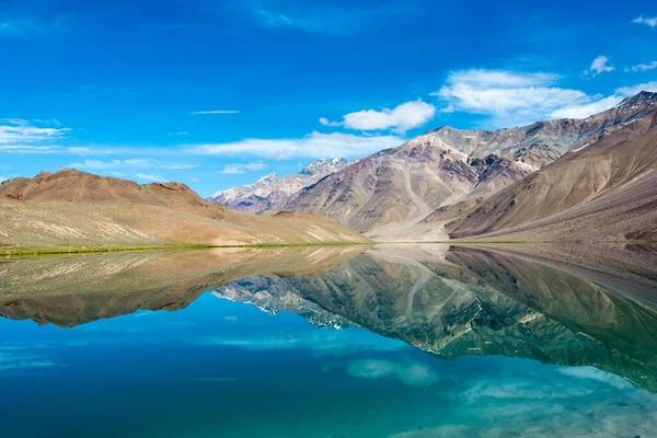 Himachal Pradesh, Hindistan - Lahaul ve Spiti 'deki Chandra Taal (Ay Gölü), Himachal Pradesh, Hindistan. Ramsar Sözleşmesi 'nin bir parçası, Chandertal Bataklıkları..