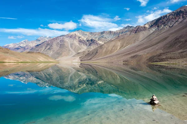 Himachal Pradesh, Hindistan - Lahaul ve Spiti 'deki Chandra Taal (Ay Gölü), Himachal Pradesh, Hindistan. Ramsar Sözleşmesi 'nin bir parçası, Chandertal Bataklıkları..