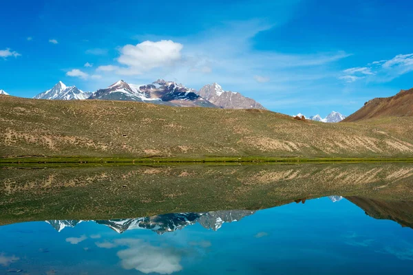 Himachal Pradesh, Hindistan - Lahaul ve Spiti 'deki Chandra Taal (Ay Gölü), Himachal Pradesh, Hindistan. Ramsar Sözleşmesi 'nin bir parçası, Chandertal Bataklıkları..