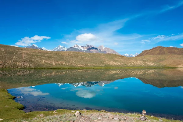 Himachal Pradesh, Hindistan - Lahaul ve Spiti 'deki Chandra Taal (Ay Gölü), Himachal Pradesh, Hindistan. Ramsar Sözleşmesi 'nin bir parçası, Chandertal Bataklıkları..