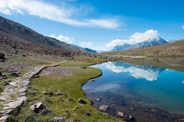 Himachal Pradesh, Hindistan - Lahaul ve Spiti 'deki Chandra Taal (Ay Gölü), Himachal Pradesh, Hindistan. Ramsar Sözleşmesi 'nin bir parçası, Chandertal Bataklıkları..