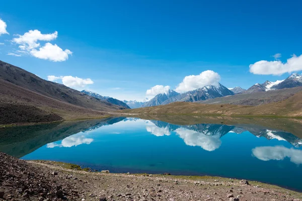 Himachal Pradesh, Hindistan - Lahaul ve Spiti 'deki Chandra Taal (Ay Gölü), Himachal Pradesh, Hindistan. Ramsar Sözleşmesi 'nin bir parçası, Chandertal Bataklıkları..