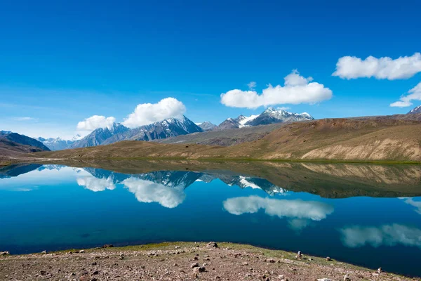 Himachal Pradesh, Hindistan - Lahaul ve Spiti 'deki Chandra Taal (Ay Gölü), Himachal Pradesh, Hindistan. Ramsar Sözleşmesi 'nin bir parçası, Chandertal Bataklıkları..