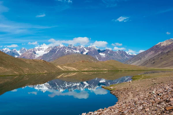 Himachal Pradesh, Hindistan - Lahaul ve Spiti 'deki Chandra Taal (Ay Gölü), Himachal Pradesh, Hindistan. Ramsar Sözleşmesi 'nin bir parçası, Chandertal Bataklıkları..
