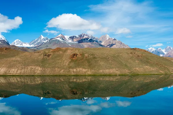 Himachal Pradesh, Hindistan - Lahaul ve Spiti 'deki Chandra Taal (Ay Gölü), Himachal Pradesh, Hindistan. Ramsar Sözleşmesi 'nin bir parçası, Chandertal Bataklıkları..