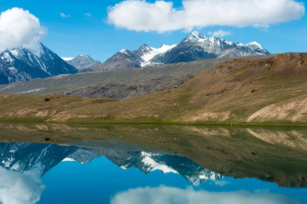 Himachal Pradesh, Hindistan - Lahaul ve Spiti 'deki Chandra Taal (Ay Gölü), Himachal Pradesh, Hindistan. Ramsar Sözleşmesi 'nin bir parçası, Chandertal Bataklıkları..