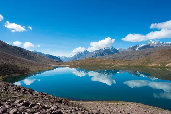 Himachal Pradesh, Hindistan - Lahaul ve Spiti 'deki Chandra Taal (Ay Gölü), Himachal Pradesh, Hindistan. Ramsar Sözleşmesi 'nin bir parçası, Chandertal Bataklıkları..