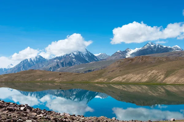 Himachal Pradesh, Hindistan - Lahaul ve Spiti 'deki Chandra Taal (Ay Gölü), Himachal Pradesh, Hindistan. Ramsar Sözleşmesi 'nin bir parçası, Chandertal Bataklıkları..