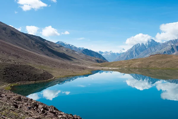 Himachal Pradesh, Hindistan - Lahaul ve Spiti 'deki Chandra Taal (Ay Gölü), Himachal Pradesh, Hindistan. Ramsar Sözleşmesi 'nin bir parçası, Chandertal Bataklıkları..
