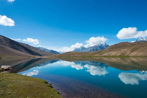 Himachal Pradesh, Hindistan - Lahaul ve Spiti 'deki Chandra Taal (Ay Gölü), Himachal Pradesh, Hindistan. Ramsar Sözleşmesi 'nin bir parçası, Chandertal Bataklıkları..